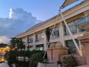 现代建筑旁的雕塑景观