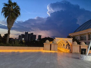 黄昏下的城市景观与泳池