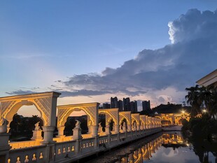 黄昏下的河畔拱桥美景