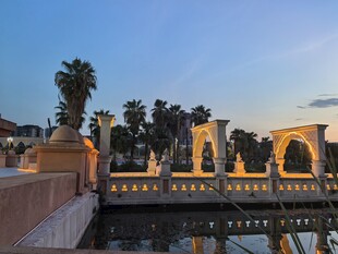 黄昏下的城市独特拱形建筑