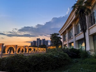 黄昏下的建筑与绿植景观