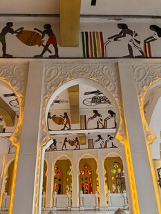 传统建筑内的精美雕刻装饰