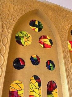 彩色琉璃装饰的拱形窗