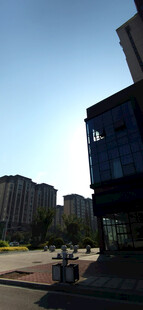 城市街道旁的现代建筑景观