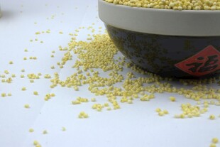 碗中洒落的金黄小米