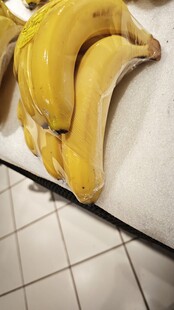 新鲜剥开的黄香蕉