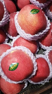 新鲜红苹果堆叠展示