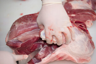 工人处理新鲜猪肉