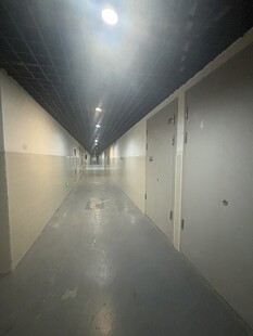 空旷整洁的室内走廊空间