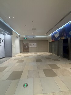 空旷冷清的商场内部场景