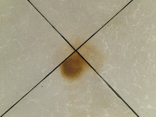 瓷砖上的污渍痕迹