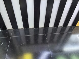 黑白条纹墙面与光滑地面