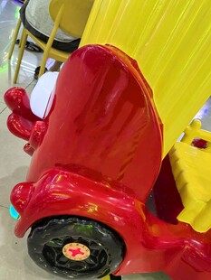 红色儿童玩具车特写