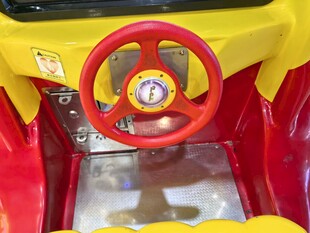儿童玩具车的红色方向盘