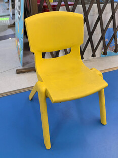 黄色塑料儿童椅