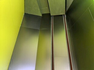 电梯内部金属结构特写