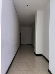 空旷狭长走廊室内场景