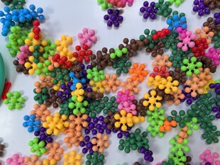 彩色拼豆散落画面