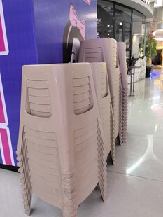 店内整齐摆放堆叠的米色塑料凳