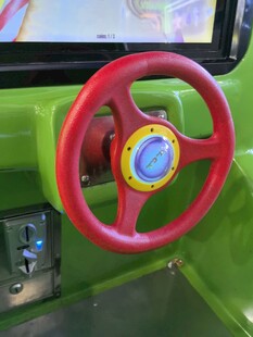 儿童玩具车的红色方向盘