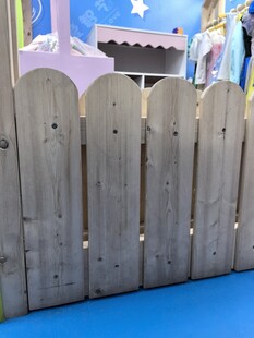 木质栅栏前的多彩游乐场景