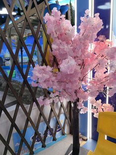室内粉色仿真樱花树景观