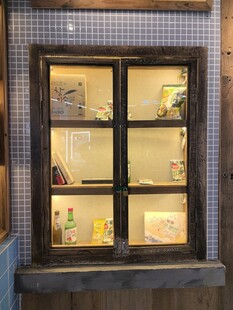 温馨橱窗展示美味小食氛围