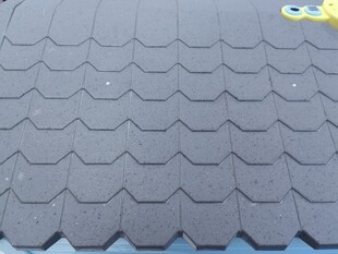 黑色波浪形屋顶瓦片特写