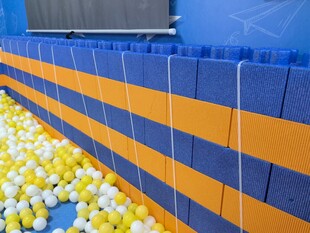 儿童乐园多彩球池与围栏