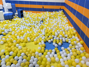 儿童海洋球池欢乐场景