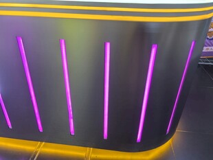 紫色灯光装饰的独特墙面