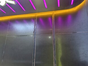 绚丽灯光下的建筑墙面与墙角