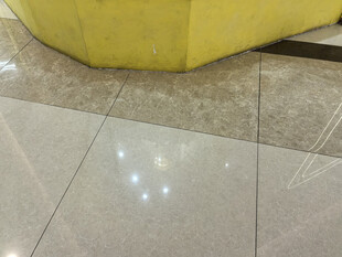 黄色墙角下的光亮瓷砖