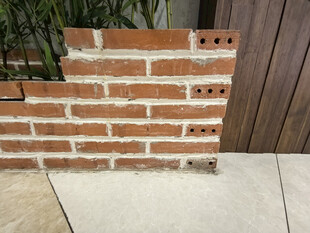 红砖墙面与质朴户外景致