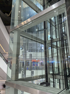现代玻璃幕墙建筑入口