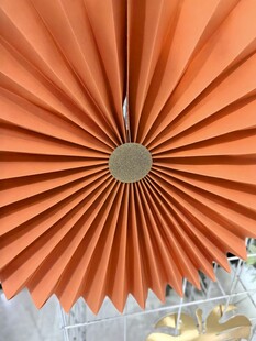 橙色折扇状装饰艺术造型