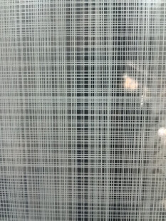 透明玻璃上的网格纹理特写