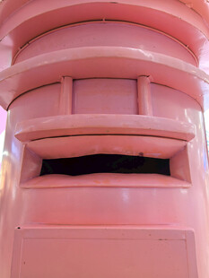 复古粉色邮筒特写