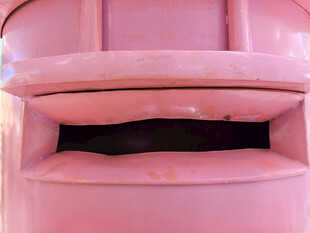 粉色邮筒投递口特写