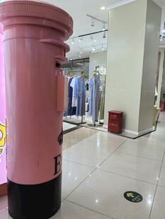 粉色复古邮筒置于商场内