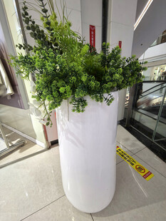 白色圆柱花盆中的仿真绿植