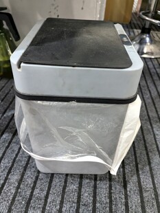 被塑料袋包裹的灰色垃圾桶