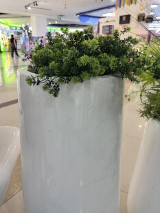 商场中的仿真绿植装饰花盆