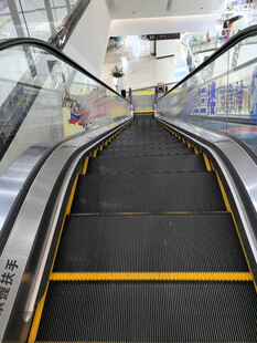 空旷的自动扶梯