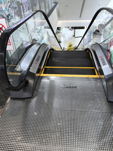 空旷的自动扶梯