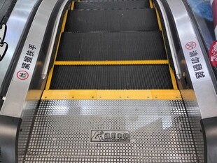 自动扶梯踏板细节展示