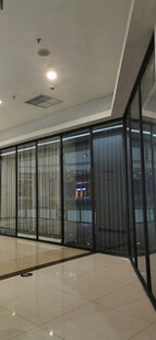 现代简约玻璃隔断办公空间