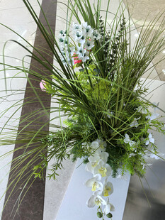 白色花柱上的清新仿真花卉装饰