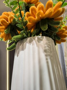 白色花瓶中的工艺花朵