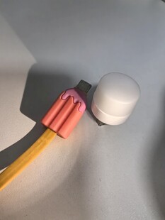 彩色充电线与白色小夜灯